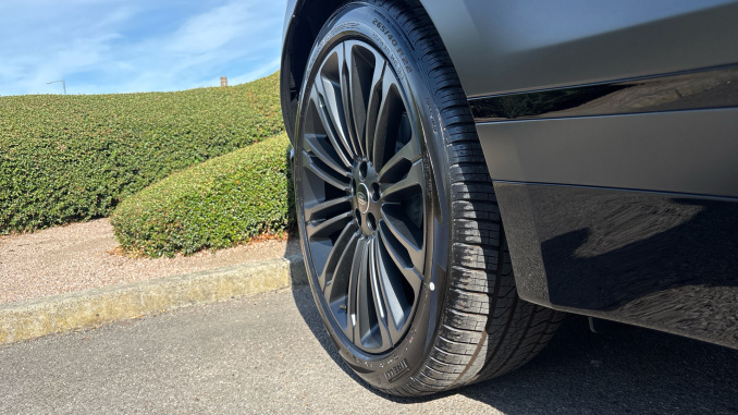 Land Rover Range Rover Velar 3.0 D300 MHEV Belgravia Edition Satin 5dr Auto Diesel Estate - Image 40